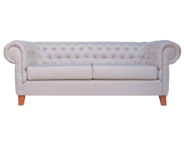 Elegante sofá modelo Chesterfield tapiz color perla y patas madera nogal