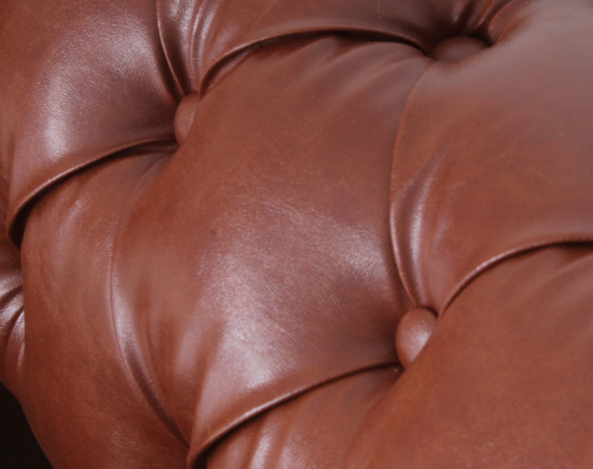 sofa chesterfield 2 cuerpos pu clean habano detalle capitone