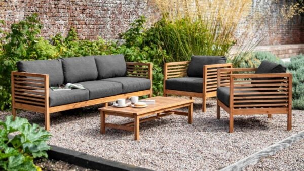 ejemplo sofa madera terraza exterior gris