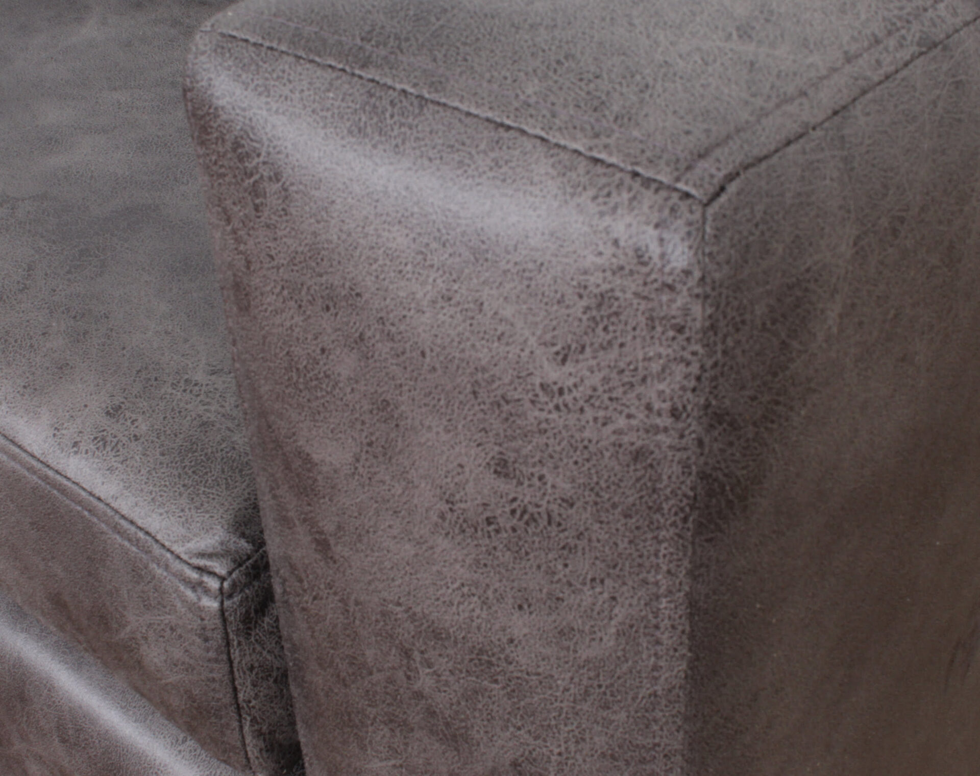 sofa thomas 2d tela envejecida negro detalle brazo
