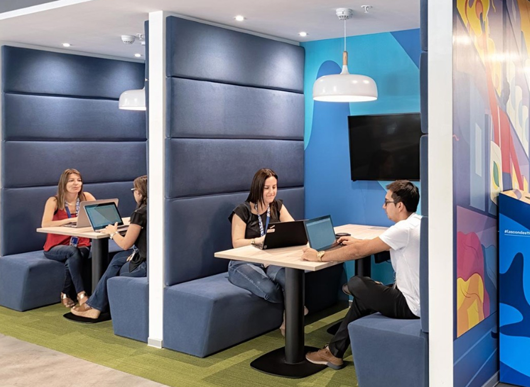booth en nichos colaborativos tapiz dresde azul 8
