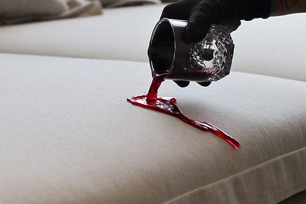 slider tapices hidrorrepelentes ejemplo con vino shutterstock