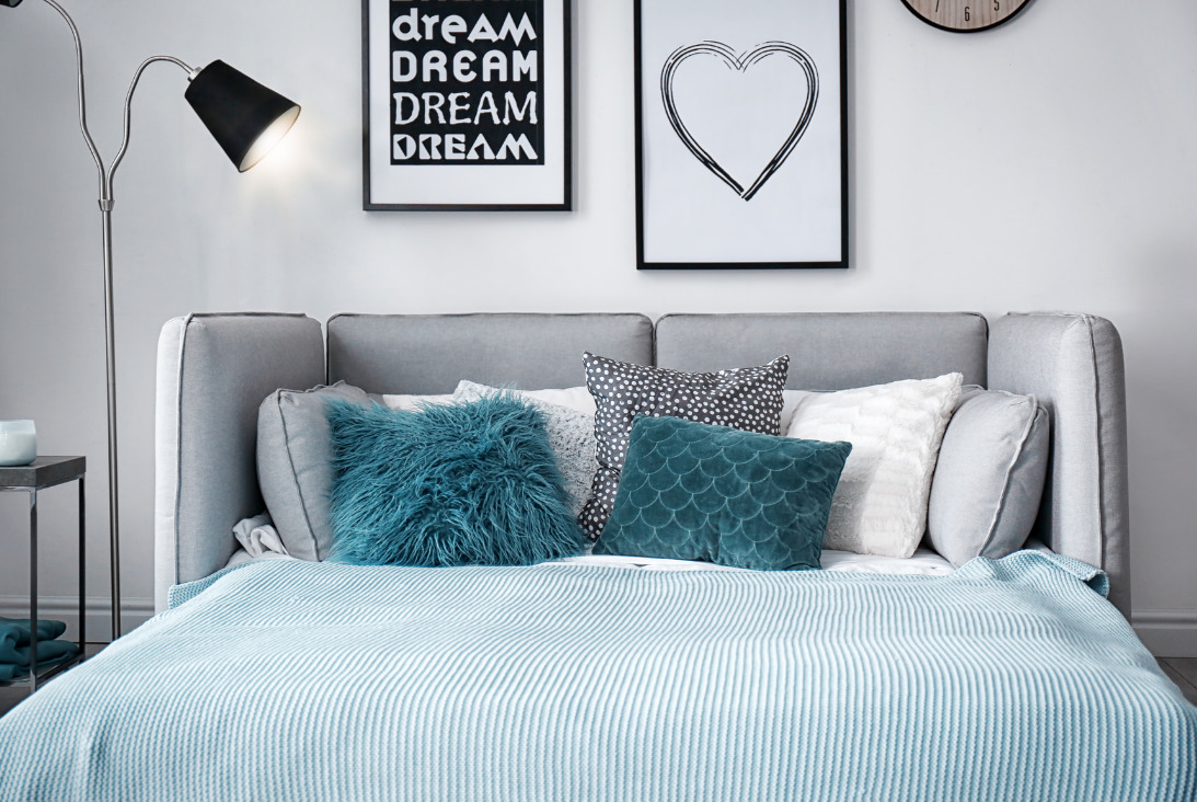 slider shutterstock sofa cama con sabanas y cojines ambientada