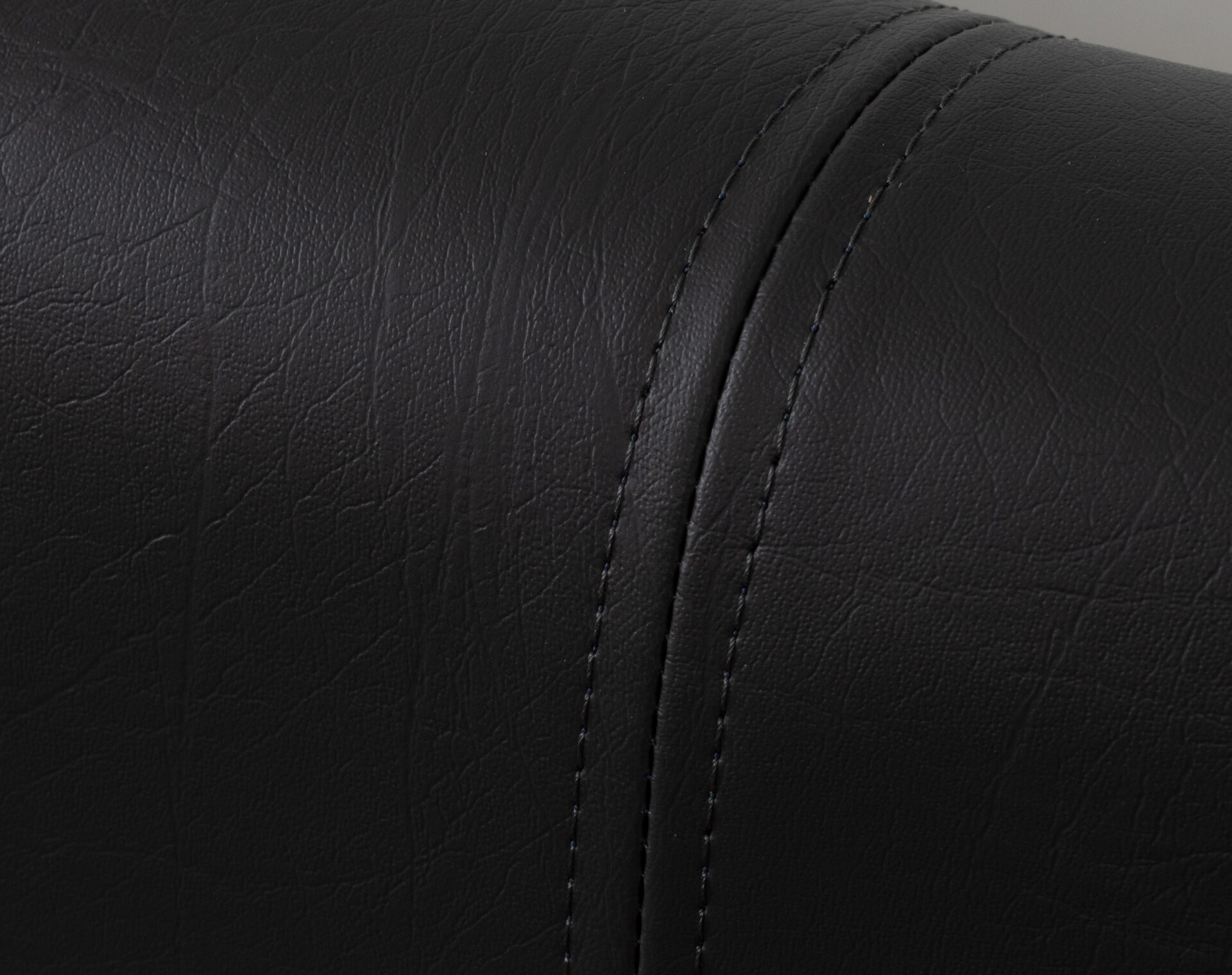 sofa asiento y respaldo incorporado cuero sintetico modularis y zocalo lamitech detalle