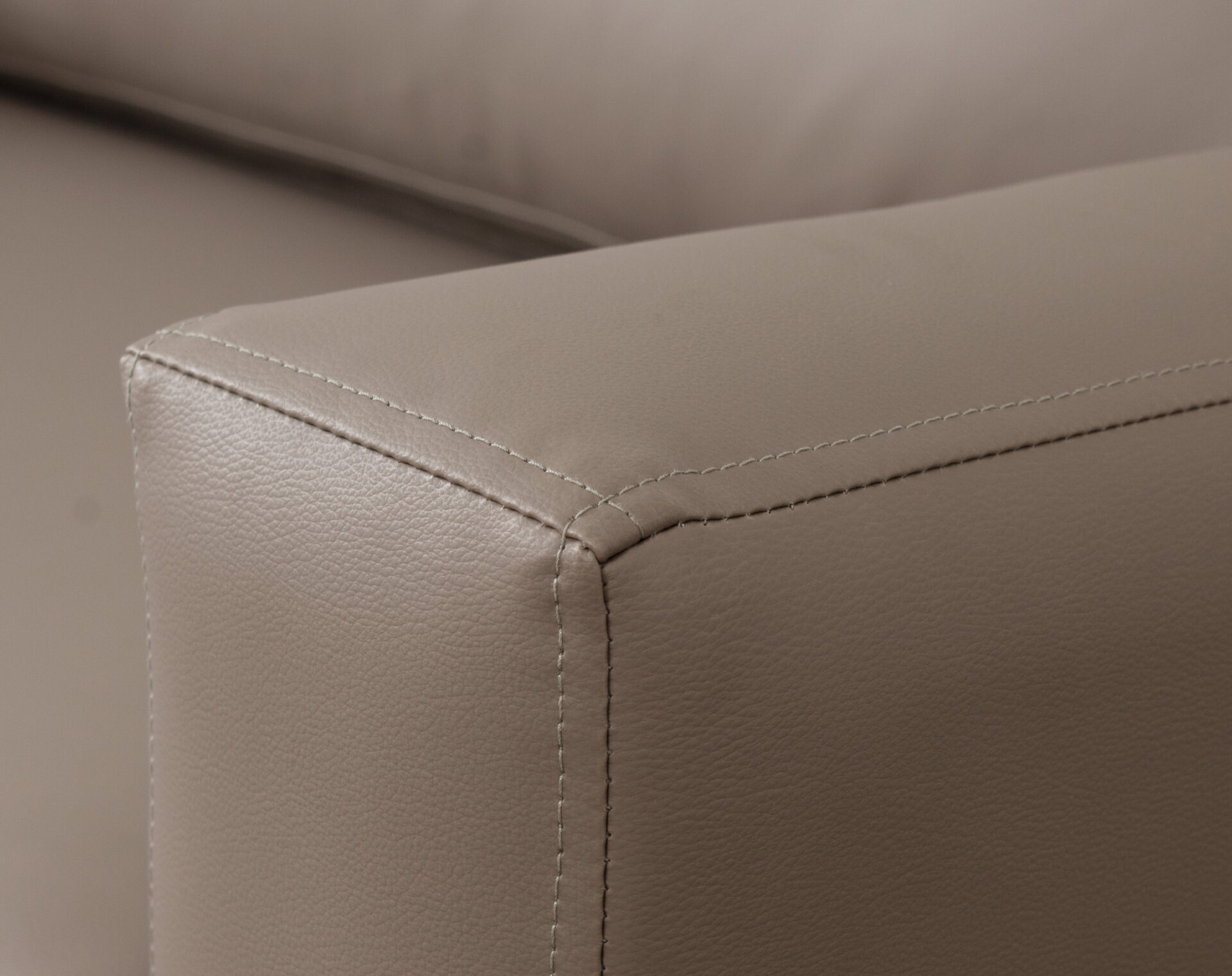 sofa cama 1 plaza cuero sintetico con ruedas cerrado detalle
