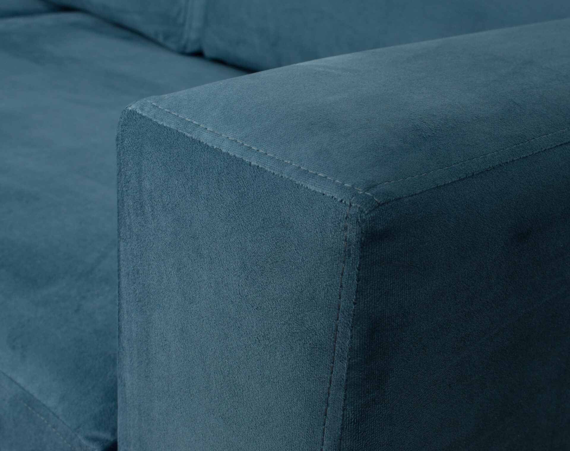 sofa 3 cuerpos modular felpa soft velvet petroleo detalle brazo