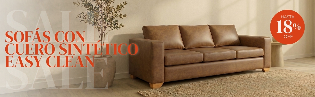 Sofá marrón de cuero sintético en salón moderno