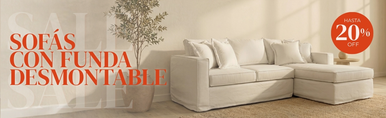 Sofá beige con funda desmontable en salón luminoso