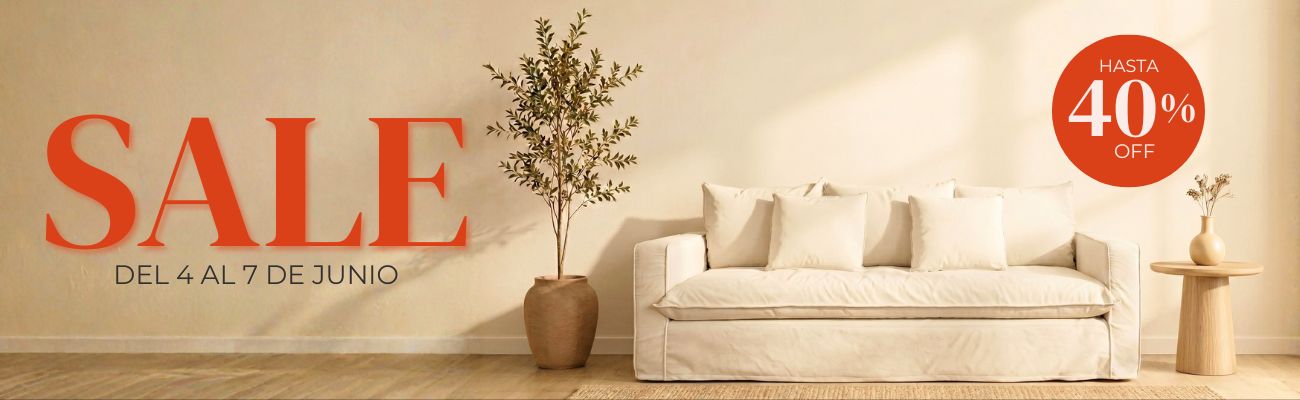Salón minimalista con sofá y anuncio de rebajas